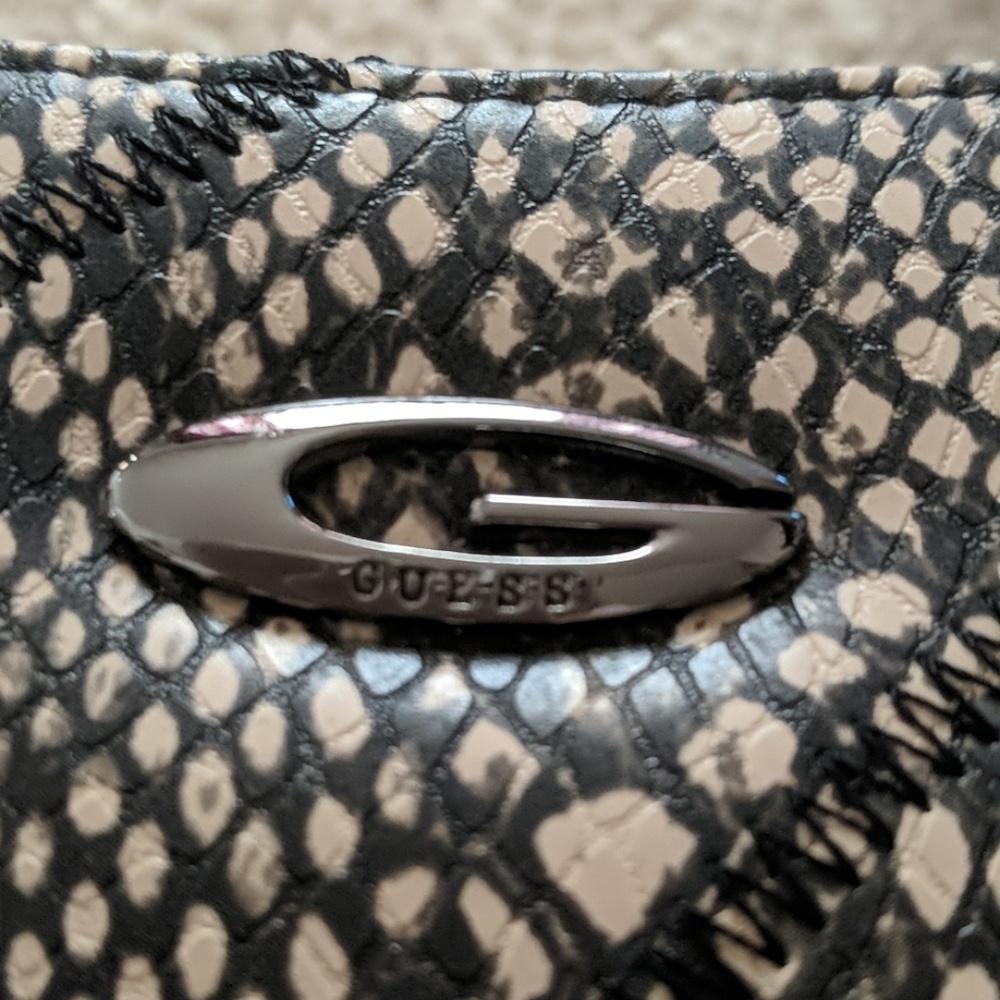Guess sneak print purse - Picture 4 of 6